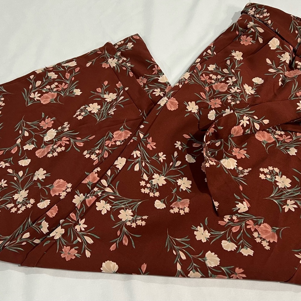 Torrid Burgundy/maroon Floral Crepe Wide Leg Pants 1 (14/16) Belted and pockets. - Picture 3 of 4